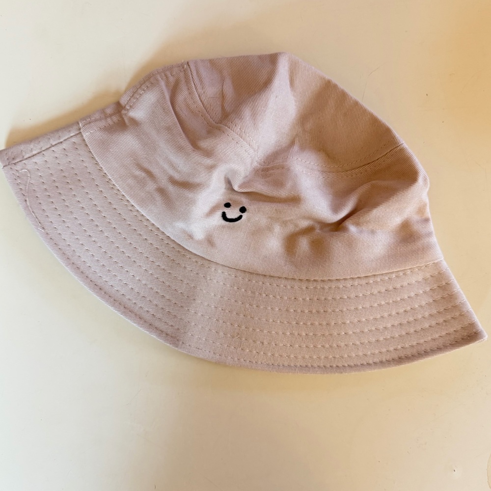 Off White Bucket Hat with Smiley Embroidery